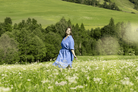 Frau geht in Blumenwiese