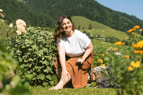 Frau-mit-Kraeuteroelcreme